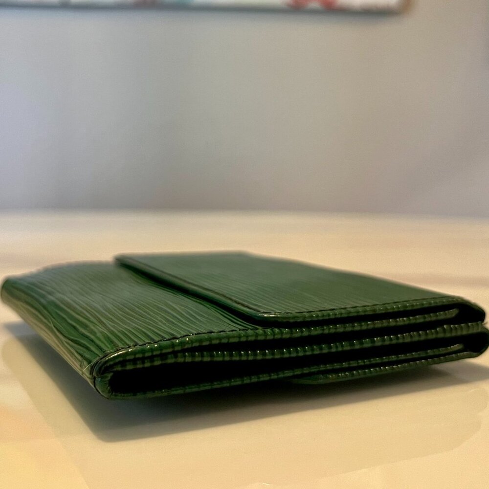Louis Vuitton Limited Edition Malletier Borneo Green Epi Elise Wallet + COA - Picture 15 of 16